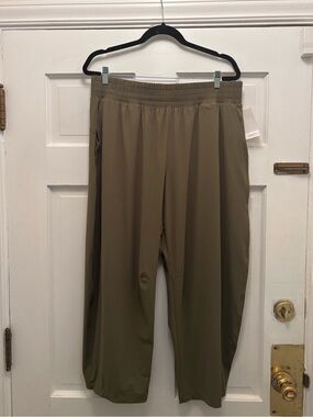 All in Motion Olive Green Women's High Rise Barrel Pant
Size XL
UFP 50+